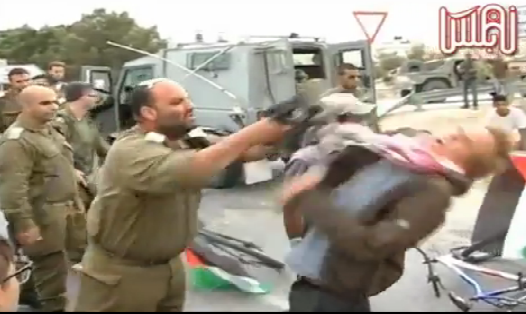 Ισραήλ | Στρατιωτικός χτύπησε ακτιβιστή στο πρόσωπο με όπλο! 
