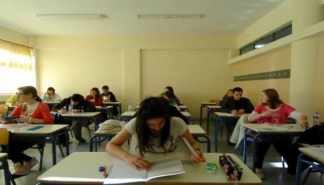 Πανελλήνιες 2016: Απειλή απεργίας μέσα στις εξετάσεις!