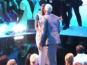 MTV VMA 2012 | Rihanna & Chris Brown | Φιλιούνται, αγκαλιάζονται! 