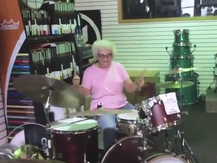 Απίστευτες κινήσεις από γιαγιά... drummer! [video] 