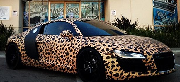 Justin Bieber | Ντύθηκε σετ με το λεοπάρ αυτοκίνητό του! [photos] 