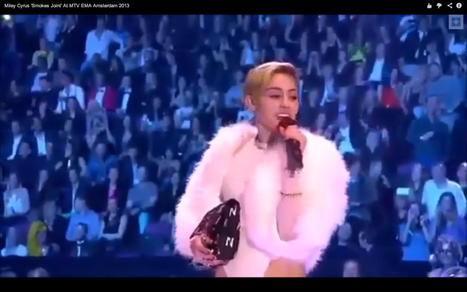 MTV EMA 2013 | H Miley Cyrus ανάβει... τσιγάρο επί σκηνής