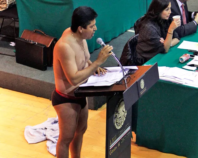 Μεξικανός βουλευτής βγήκε από τα ρούχα του 