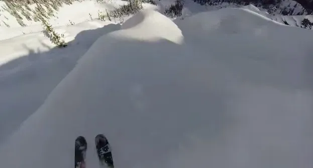 Κάνοντας σκι μέσα σε μια χιονοστιβάδα παρέα με μια GoPro  