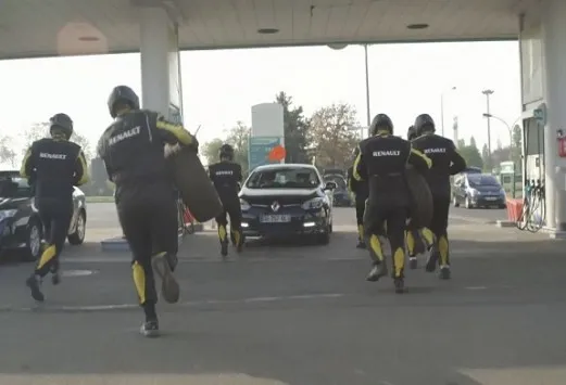 Renault: Άρωμα F1 σε Γαλλικό βενζινάδικο [video]