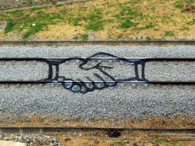 "Έξυπνα" urban art έργα σε ράγες τρένων