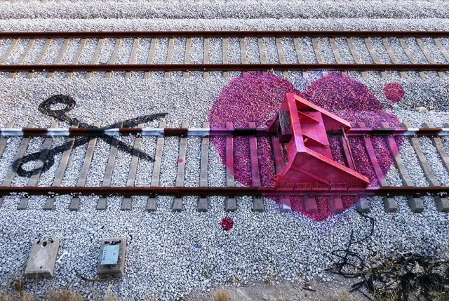 "Έξυπνα" urban art έργα σε ράγες τρένων