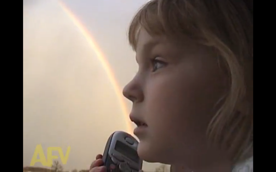 Δείτε τι έκανε ένα μικρό κοριτσάκι όταν είδε το ουράνιο τόξο πάνω από το σπίτι της γιαγιάς του