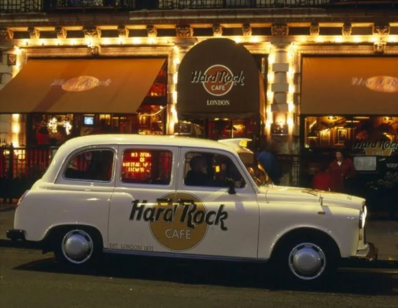 Το Hard Rock Cafe γίνεται 45 χρονών και το γιορτάζει προσφέροντας burgers με 0.71€!