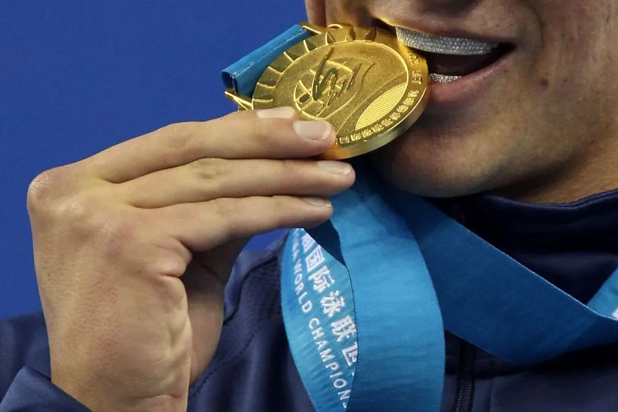 Αυτός είναι ο λόγος που οι Ολυμπιονίκες δαγκώνουν τα μετάλλια τους!