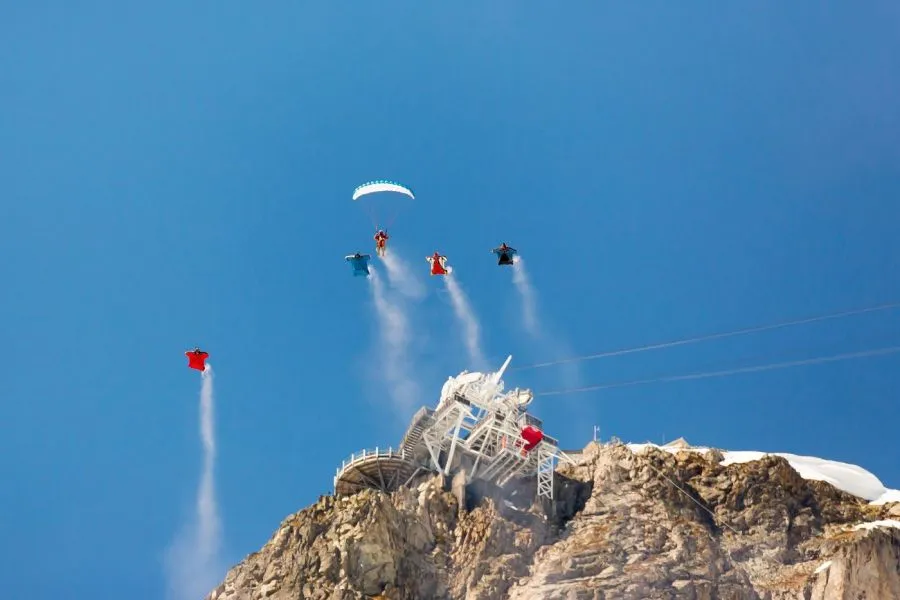 Επικό stunt με paraglider και wingsuit flyers! (βίντεο)