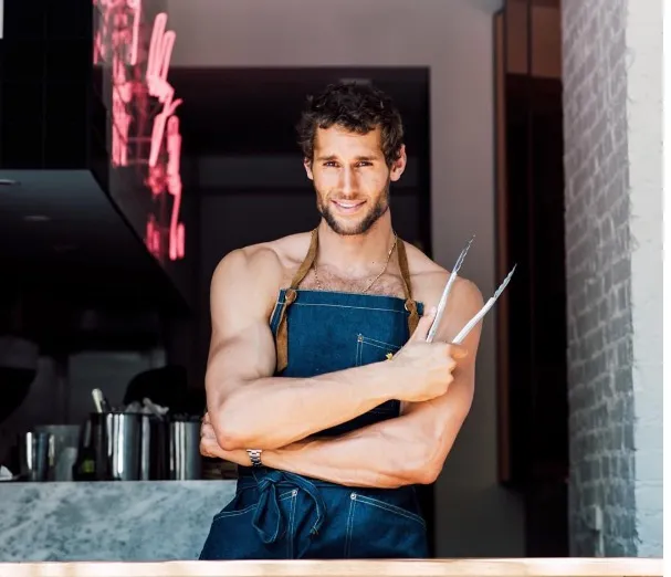 Αυτός είναι ο πιο sexy chef στον κόσμο και δεν υπάρχει καμία αμφιβολία!