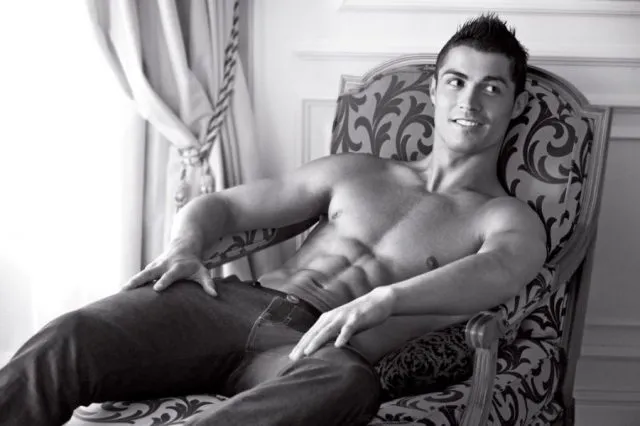 Photos-Topless-Almost-Naked-Cristiano-Ronaldo-Armani-2010-06-15-005021