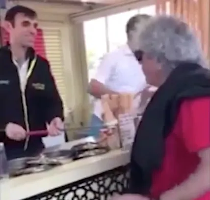Τούρκος παγωτατζής γλεντάει ανεπανόρθωτα τον Τάκη Τσουκαλά (video)