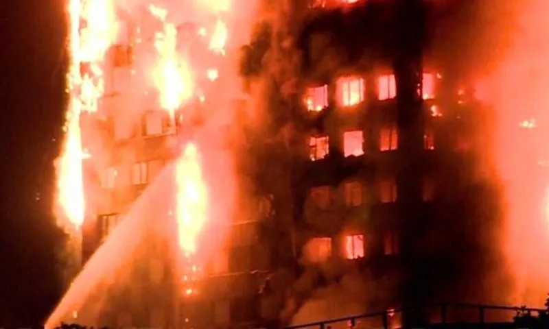 Εφιαλτική νύχτα στο Λονδίνο - Πυρκαγιά τεραστίων διαστάσεων σε ουρανοξύστη!