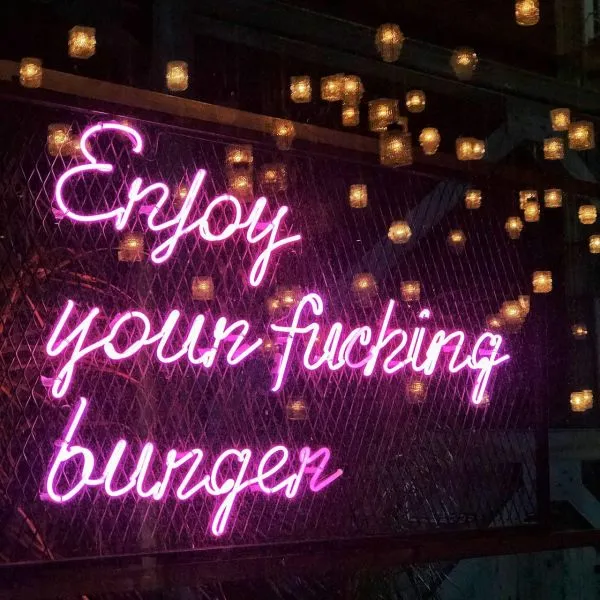 Σταμάτα να ψάχνεις το καλύτερο μεταμεσονύκτιο burger της πόλης. Το βρήκαμε εμείς για εσένα!