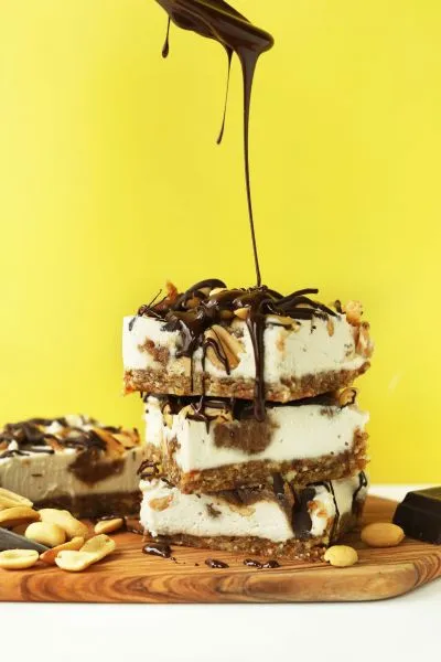 Vegan Snickers Cheesecake: Δεν έχεις φάει νοστιμότερο!