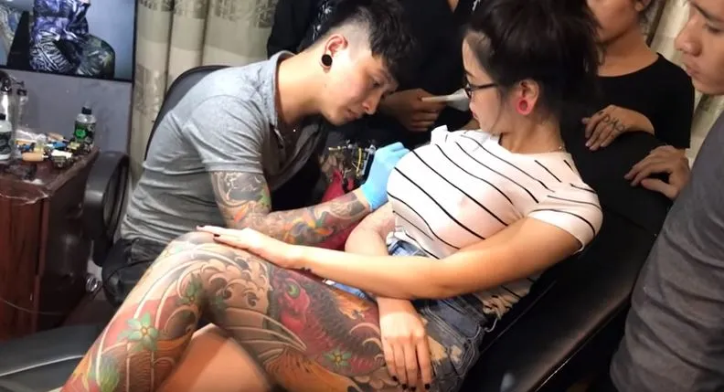 ΑΒΟΛΟ! Αυτός ο tattoo artist έπαθε το σοκ της ζωής του όταν πήγε να χτυπήσει tattoo σε αυτή τη κοπέλα! (video)