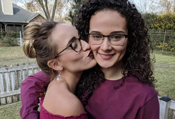 Αυτές οι δύο ομοφυλόφιλες κοπέλες ΚΑΤΑΛΑΘΟΣ σχεδίασαν την ίδια πρόταση γάμου! (video)