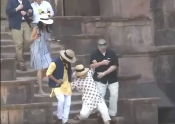Η Χίλαρι Κλίντον γλίτωσε από παραλίγο τούμπα στην Ινδία και έγινε viral! (video)