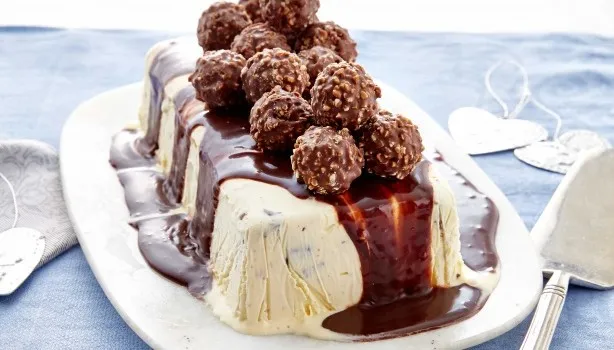 Εύκολες Συνταγές: Τέλειο παγωτό Ferrero Rocher με 5 μόνο υλικά!