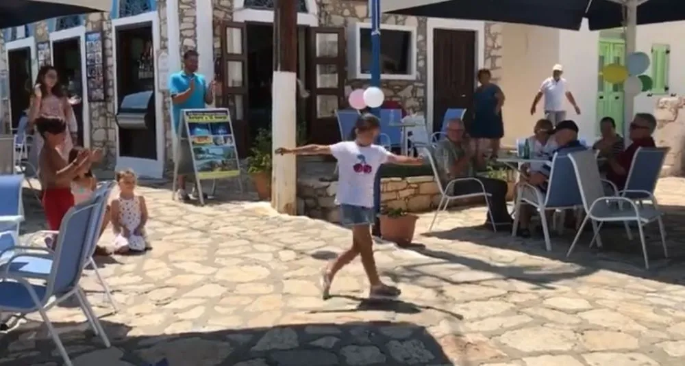 Κορίτσι χορεύει ζεϊμπέκικο και αποδεικνύει πως ο χορός είναι για ΟΛΟΥΣ! (video)