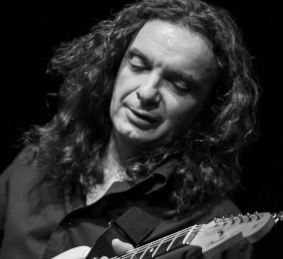 Ο κιθαρίστας και συνθέτης Χρήστος Ταμπουρατζής μιλά στο neolaia.gr