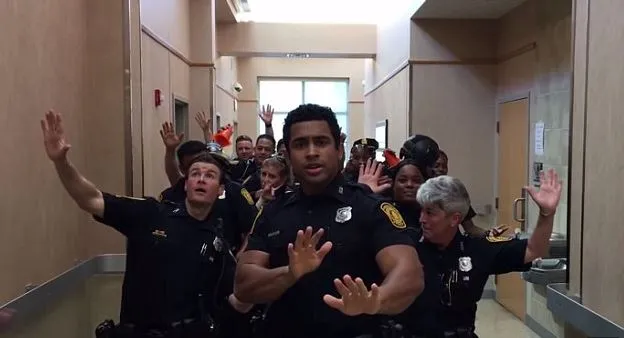 Όταν οι αστυνομικοί έχουν κέφια τραγουδούν Bruno Mars και απαντούν σε challenges (video)
