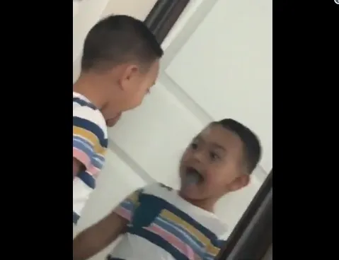 ΑΚΡΑΙΟ! Βίντεο δείχνει αγοράκι να κοιτάζεται στον καθρέφτη και ξαφνικά συμβαίνει το μυστήριο!