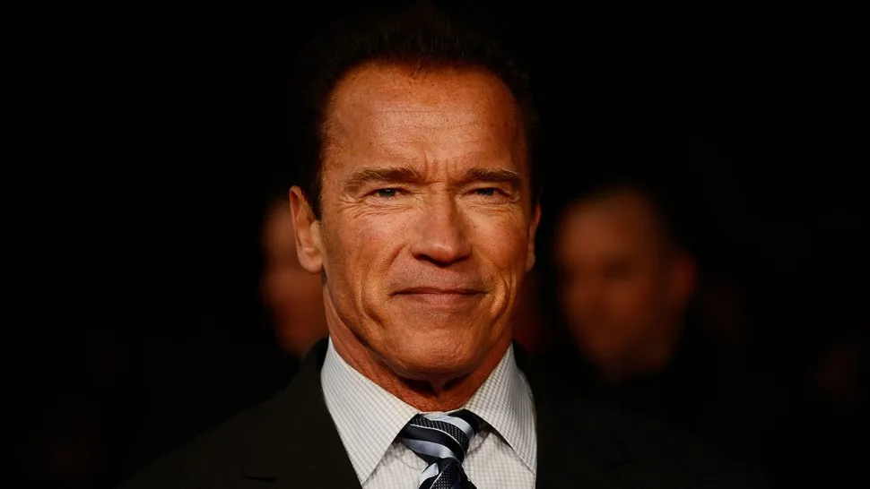 Ο Arnold Schwarzenegger έγινε... ξύλινο άγαλμα και το λες περίεργο! (photo)