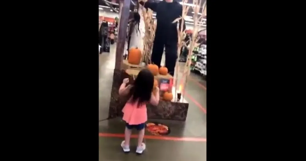 Κοριτσάκι χορεύει το theme της ταινίας «Halloween» και μας δείχνει πως όλα είναι στο μυαλό!