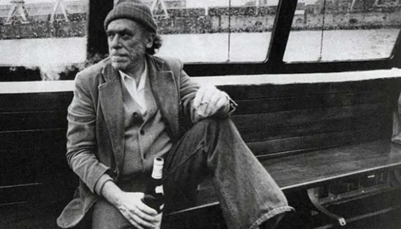 Γιατί αγαπάμε τόσο πολύ και ταυτόχρονα «μισούμε» τον Charles Bukowski