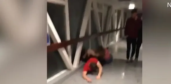 Άουτς! Φοιτητής κάνει πλάκα σε ζευγάρι και καταλήγουν στο πάτωμα!