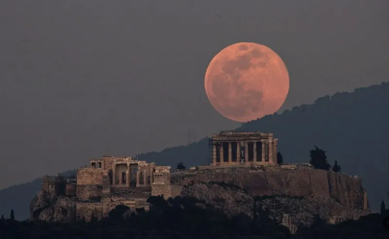 Απίστευτες φωτογραφίες με πρωταγωνιστή τη σελήνη!