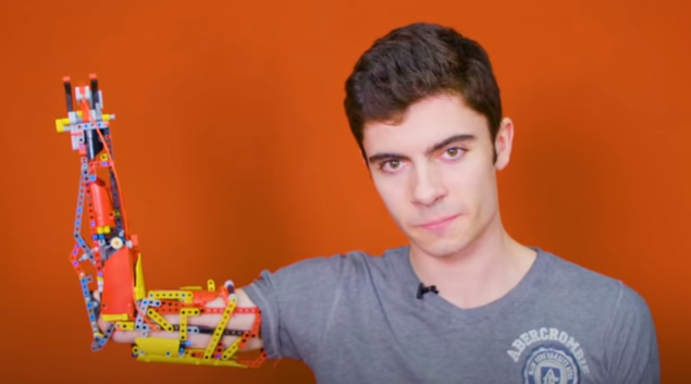 ΑΠΙΣΤΕΥΤΟ! Ένας 19χρονος κατασκευάζει το προσθετικό του χέρι από τουβλάκια Lego!
