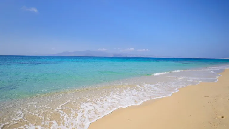 Αυτή την ελληνική παραλία που τιμάει με αφιέρωμα το Forbes!
