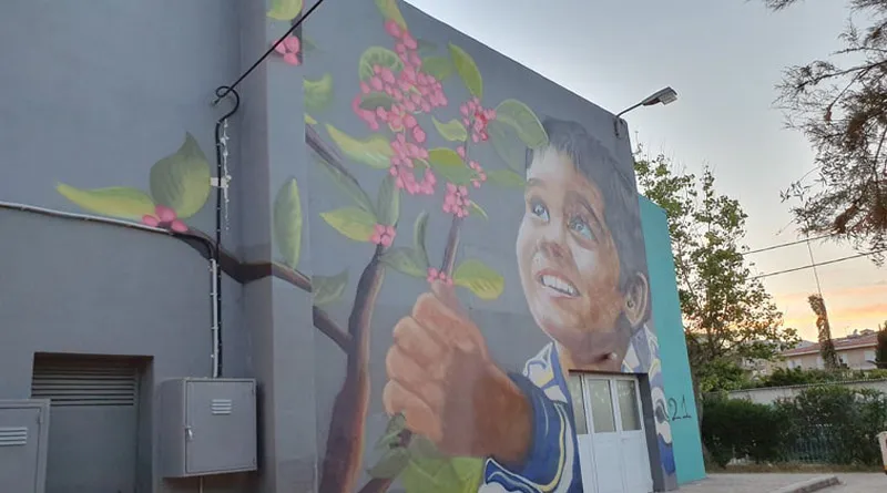 Αντώνης Χαμπάς: Ο street artist που κρύβεται πίσω από το υπέροχο γκράφιτι στο Μάτι
