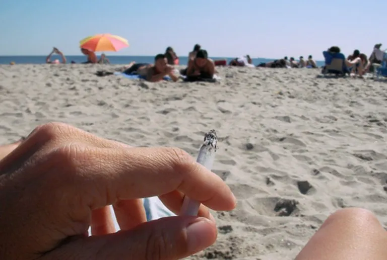 Αντικαρκινική Εταιρεία: Επιστολή σε Μητσοτάκη και Κικίλια για απαγόρευση του καπνίσματος στις παραλίες