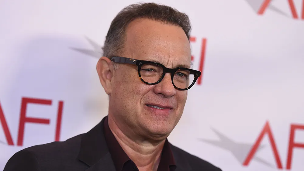 Ο Tom Hanks γιορτάζει με ένα αστείο βίντεο τα 63α γενέθλιά του από την Αντίπαρο!