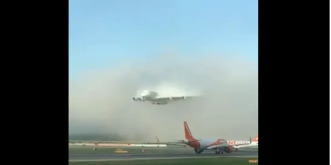 Η απίστευτη προσγείωση ενός αεροπλάνου μέσα από πυκνά σύννεφα στην Αγγλία!