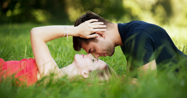 5 τρόποι που θα σου αποδείξουν ότι σε έχει ερωτευθεί