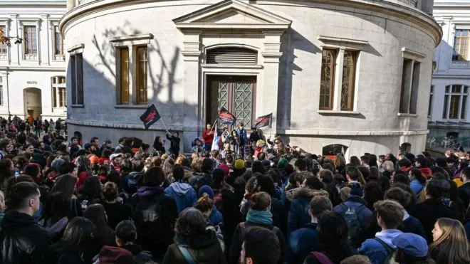 Πορείες αλληλεγγύης από φοιτητές στη Γαλλία μετά την απόπειρα αυτοκτονίας 22χρονου