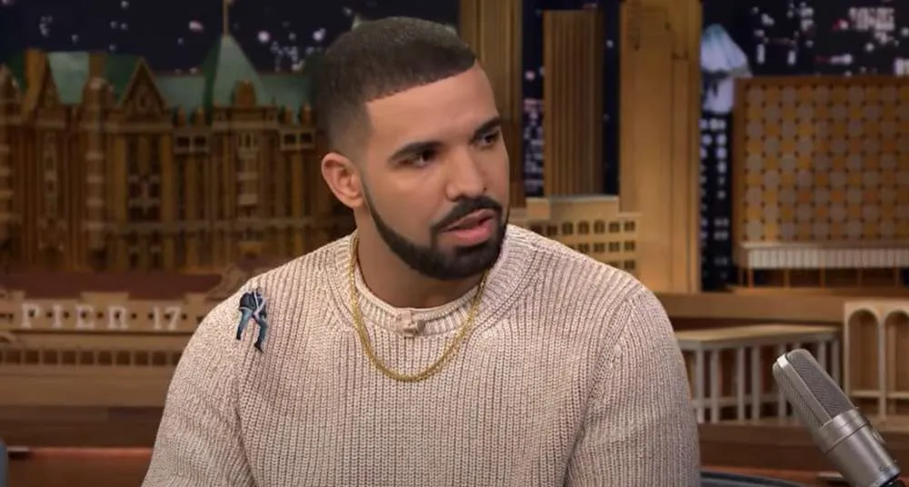 Drake: Απέκτησε κολιέ με 42 διαμάντια - Έμπνευση αποτέλεσαν οι προτάσεις γάμου που... παραλίγο να κάνει