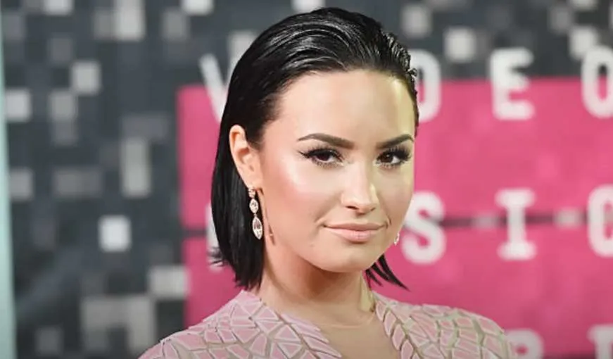 Demi Lovato: Απαγορεύτηκε αφίσα της - «Ήταν προσβλητική στους χριστιανούς»