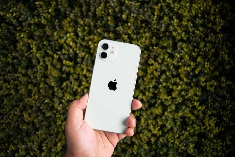 Apple: Aναβαθμίζει το iPhone 12 στη Γαλλία, μετά την απαγόρευση