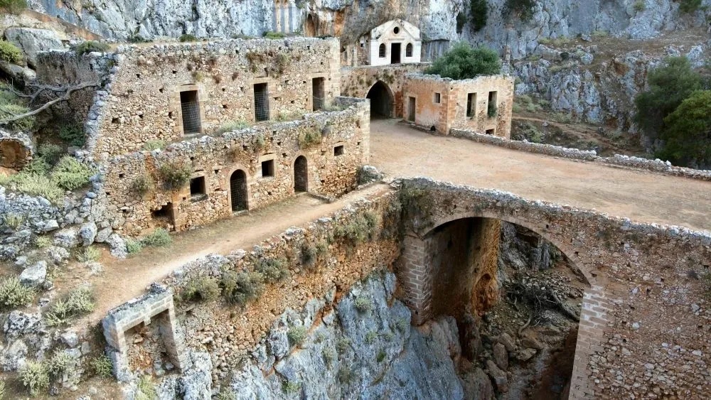 Καθολικό: Το παλαιότερο και εντυπωσιακό μοναστήρι της Κρήτης μέσα στο απόκρημνο φαράγγι (ΒΙΝΤΕΟ)